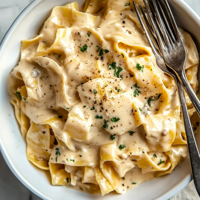 A bowl of creamy lemon pasta.