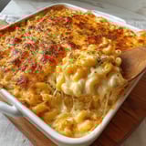 A white bowl of macaroni cheese.